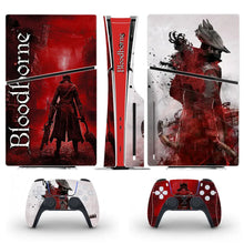 Skin ps5 slim bloodborne rouge noir et blanc avec artwork personnage iconique pour console ps5 slim et manettes