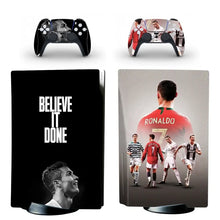 Skin ps5 standard noir et rouge avec cristiano ronaldo en maillot juventus numéro 7 pour console et manettes