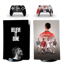 Skin ps5 standard noir avec portrait de cristiano ronaldo et texte believe it done et manettes assorties football