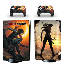 Skin ps5 standard tomb raider avec console et manettes décorées de lara croft en action sur fond coucher de soleil orange
