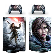Skin ps5 standard tomb raider avec console et manettes décorées de vinyles colorés détaillés lara croft