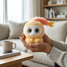 Robot peluche smart jaune doux avec grands yeux verts et queue à plumes rose orange en peluche interactive