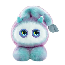 Robot peluche smart ai avec peluche douce pastel bleu et rose, yeux brillants violets, cornes vertes et queue en forme de feuille