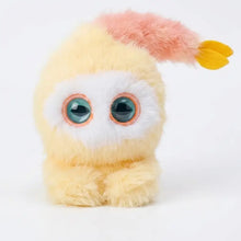 Robot peluche smart jaune en peluche douce avec grands yeux teal et touffe de plumes rose et jaune sur la tête