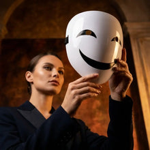 Masque sourire mystérieux blanc brillant avec visage minimaliste noir pour déguisement carnaval adulte disponible en magasins de jouets