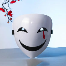 Masque sourire mystérieux halloween pour adulte en plastique blanc avec élastique réglable et larme rouge sur la joue droite