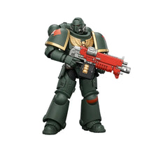 Figurine guerrier spatial en armure 1 18 de couleur vert foncé avec accents dorés et arme rouge