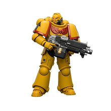 Figurine guerrier spatial en armure jaune avec insigne rouge d ailes et arme noire, modèle de guerre 40k à l échelle 1/18