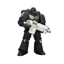 Figurine guerrier spatial en armure noire avec arme argentée et dorée et insigne ailé blanc sur la poitrine