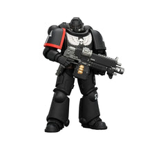 Figurine guerrier spatial en armure noire avec ailes blanches et emblème de crâne tenant un fusil d’assaut détaillé