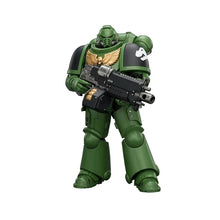 Figurine guerrier spatial en armure verte avec ailes dorées et emblème cr skull tenant une arme noire