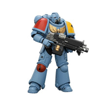 Figurine guerrier spatial en armure bleu avec épaulettes rouges et jaunes tenant un fusil dassaut noir