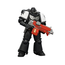 Figurine guerrier spatial en armure noire et blanche tenant une arme rouge et argentée échelle 1 sur 18