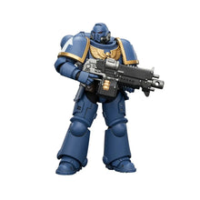 Figurine guerrier spatial en armure bleue et or tenant une arme lourde à l échelle 1 18