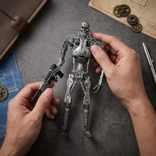 Figurine squelette terminator t-800 endoskeleton métallique argentée avec détails mécaniques articulée inspirée de judgment day