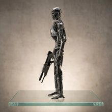 Figurine squelette terminator en métal argenté articulée représentant un t-800 endoskeleton de judgment day avec fusil