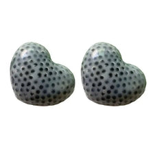 Squishy anti-stress cœur salt and pepper shakers with frosted gray finish and black dotted texture