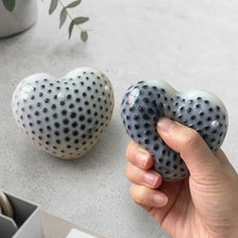 Squishy anti-stress cœur en forme de cœur à pois blanc et noir avec surface brillante légèrement translucide