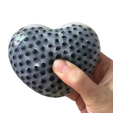 Squishy anti-stress cœur translucide gris avec surface texturée de points noirs pour détente et relaxation