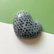 Squishy anti stress cœur gris translucide avec surface texturée de points noirs pour détente et gestion du stress