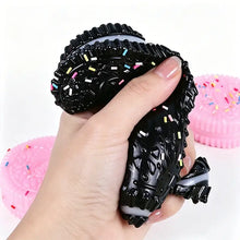 Squishy biscuit fourré noir avec surface souple brillante et billes colorées anti-stress de 6 cm