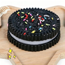 Squishy biscuit fourré anti-stress souple noir forme oreo avec garniture blanche et petits bonbons colorés dessus