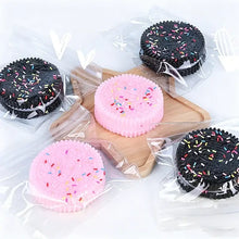 Biscuit fourré squishy biscuit souple 6 cm en silicone rose et noir avec paillettes colorées anti-stress oreo