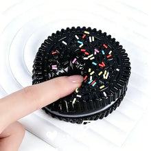 Squishy biscuit fourré noir avec finition plastique brillante et éclats colorés pour anti-stress souple 6 cm