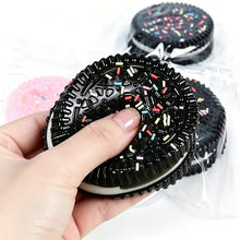 Squishy biscuit fourré noir avec crème blanche et vermicelles colorés anti-stress souple 6 cm