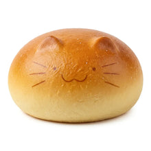 Pain rond doré en forme de créature squishy associée à un petit pain avec surface douce et détails faciaux subtils