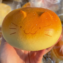 Squishy créature de la forêt en forme de petit pain orange et jaune avec visage souriant en mousse douce