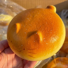 Squishy créature de la forêt en forme de petit pain ronde orange doré avec finition brillante et paillettes subtiles