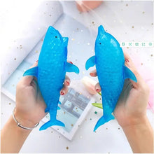 Deux squishy dauphin bleus texturés en billes gélifiées pour un effet requin anti-stress tenu en mains