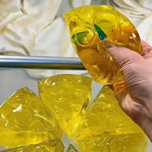 Squishy fromage miel à malaxer jaune translucide avec texture souple et détails verts circulaires en gelée