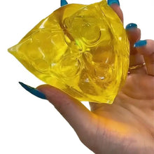 Squishy fromage miel à malaxer jaune translucide avec une texture souple et surface bulleuse en gelée