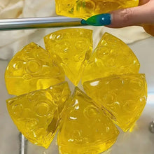 Gelée squishy fromage au miel à malaxer jaune translucide avec texture souple et trous circulaires imitant le fromage