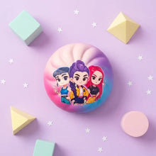 Pastel gradient squishy kpop anti stress avec trois personnages cartoon aux cheveux colorés et tenues stylées