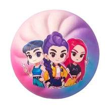 Squishy kpop anti-stress rond en dégradé pastel avec trois filles cartoon aux coiffures et tenues distinctes
