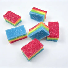 Jouet squishy ruban arc-en-ciel à étirer avec carrés en gomme colorés rouge et bleu saupoudrés de sucre