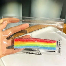 Un jouet squishy ruban arc-en-ciel à étirer dans une pochette plastique transparente avec un bonbon gélifié coloré
