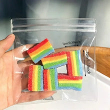 Jouet squishy ruban arc-en-ciel à étirer avec ruban arc-en-ciel en bonbon gommeux sucré coloré dans un sac zip plastique clair
