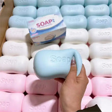 Un savon souple rectangulaire bleu clair avec poignée moulée et le mot savon embossé pour un squishy savon souple à retour lent