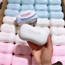 Une barre de savon rectangle blanc avec squishy savon souple à retour lent embossé sur la surface