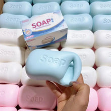 Un savon souple rectangulaire bleu clair avec le mot soap embossé, modèle squishy savon souple à retour lent