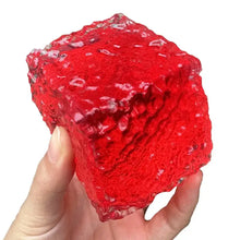 Cube squishy sensoriel rouge translucide en verre avec surface texturée et bulle à presser pour relaxation sensorielle
