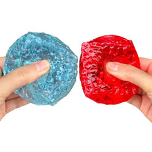 Cube squishy sensoriel à presser composé de deux balles squishy colorées translucides bleue et rouge avec surface texturée