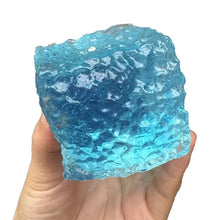 Cube squishy sensoriel bleu translucide en verre texturé avec surface bulleuse à presser pour relaxation tactile