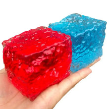 Cube squishy sensoriel à presser avec cubes translucides rouges et bleus et surface glacée texturée