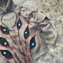 Sweat à capuche gothique gris à coupe ample avec motifs yeux brodés noirs et détails bleus lumineux peacock