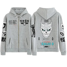 Sweat à capuche gris kaiju avec capuche kaiju détaillée sur le dos, yeux verts et texte japonais noir sur les manches